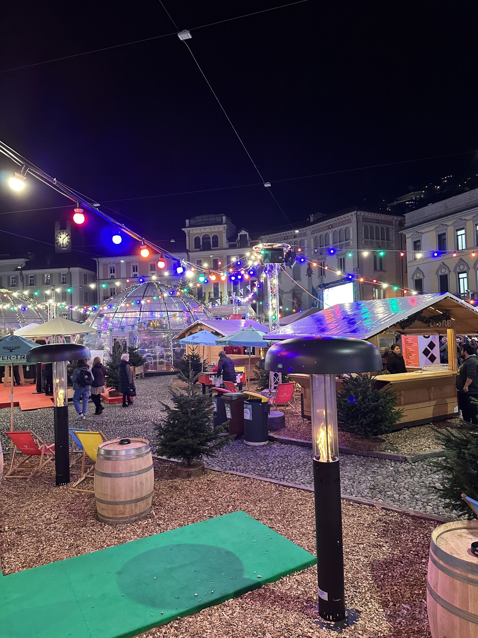 Weihnachtsmarkt von Lacorno bei Nacht