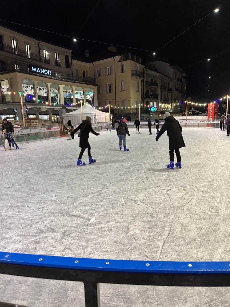 Jeff, Karin und Tugce Nur am Weihnachtsmarkt in der Nacht am Schlittschuh fahren