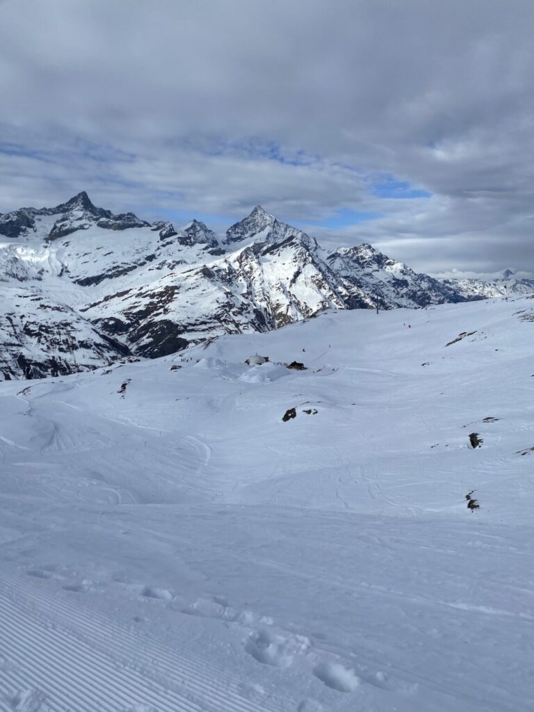 Eine schneebedeckte Landschaft oberhalb vom Zermatt.