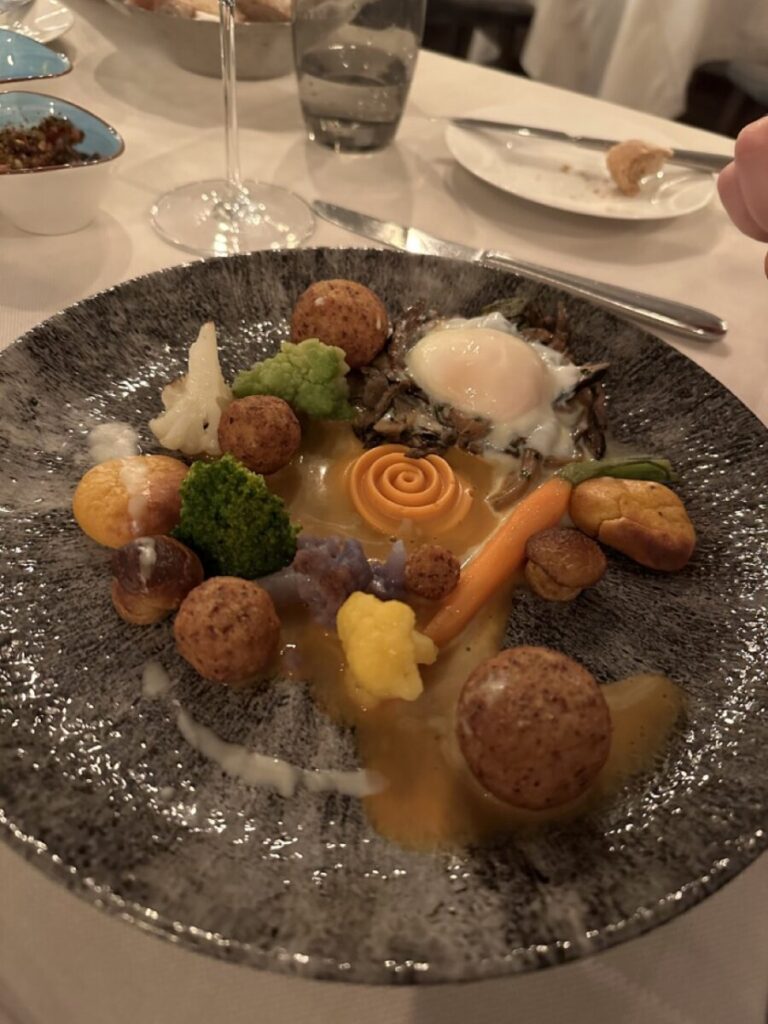 Abendessen in Locarno: ein Hauptgang, welcher sehr kreativ angerichtet ist