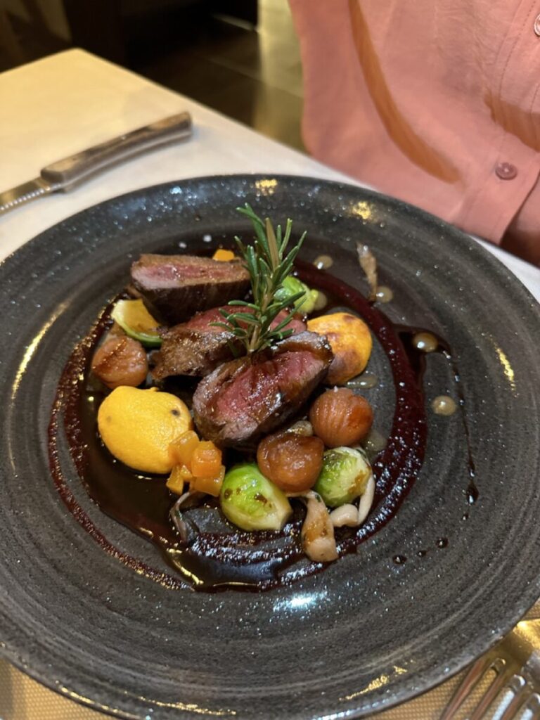 Abendessen in Locarno: ein Hauptgang mit Fleisch und Rosenkohl