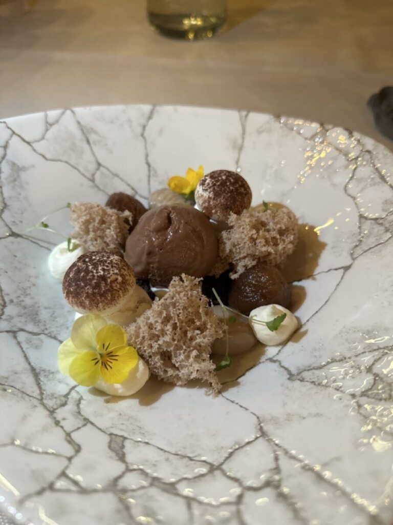 Abendessen in Locarno: Ein Dessert, bestehend aus mehreren kleinen essbaren Bällchen und eine Kugel Eis
