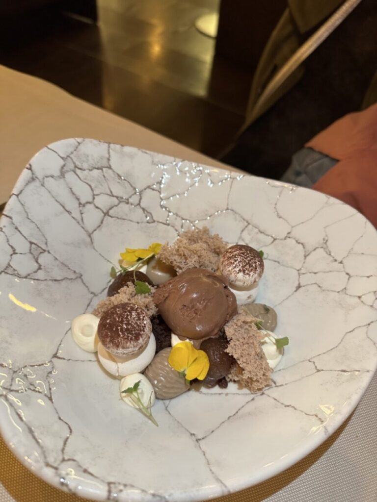 Ein Dessert, bestehend aus mehreren kleinen essbaren Bällchen und eine Kugel Eis