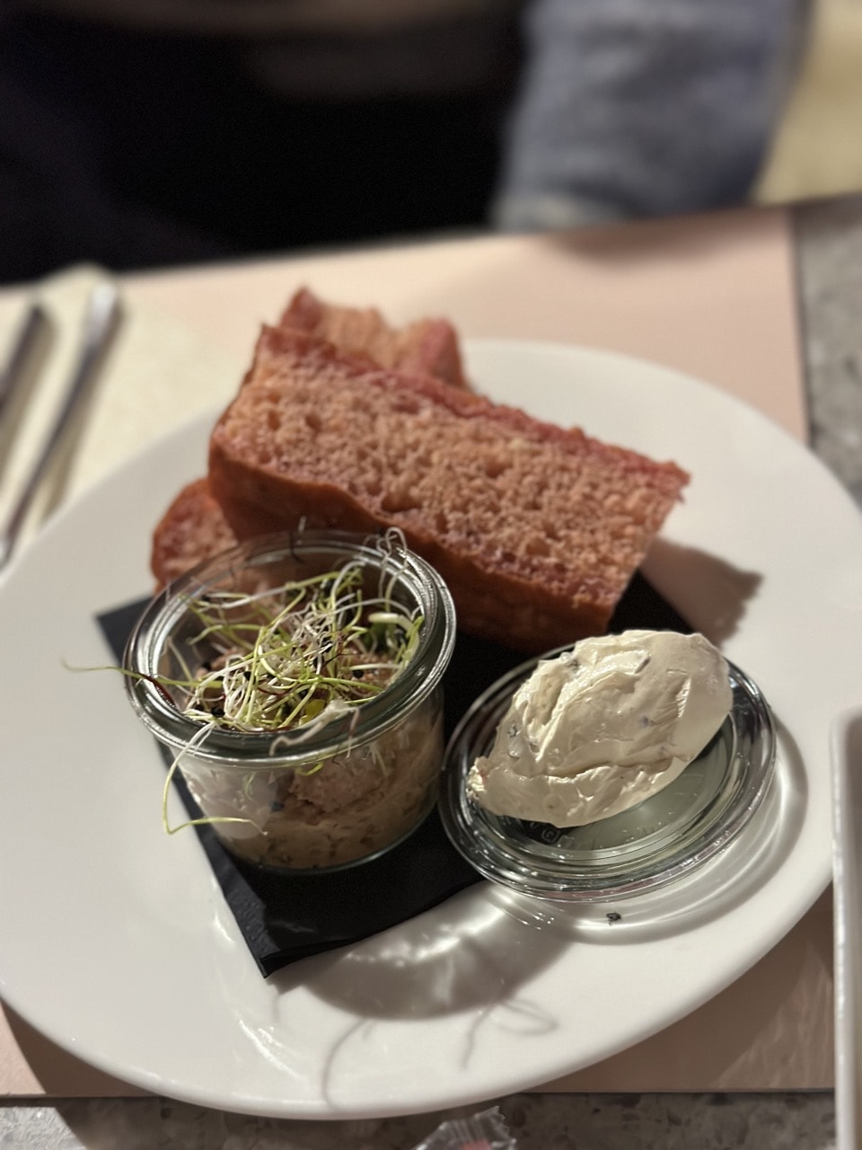 Focaccia hergerichtet auf einem Teller