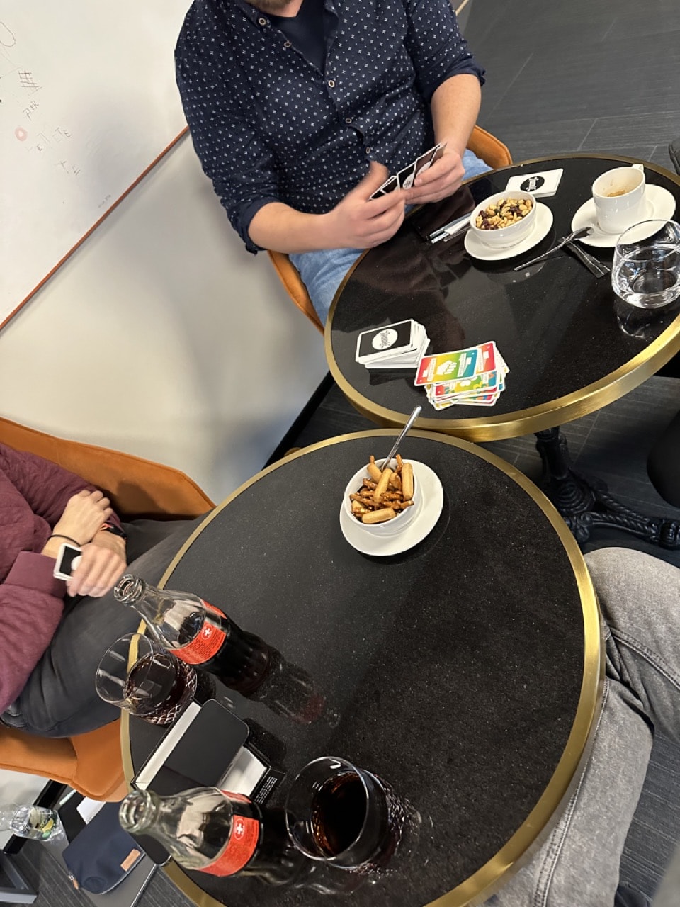 required Team am Karten spielen