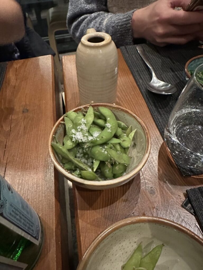 gesalzene Edamames auf einem gedeckten Tisch