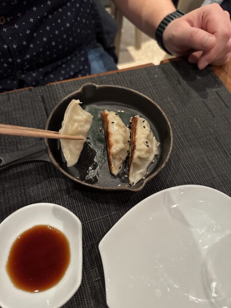 Gyozas auf einem bedeckten Tisch serviert