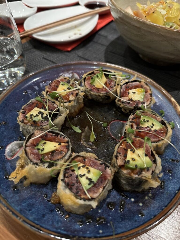 Sushi Rollen auf einem Teller serviert