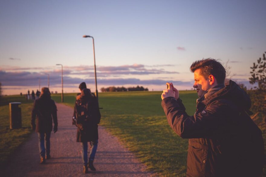 Dominik den Sonnenuntergang fotografierend