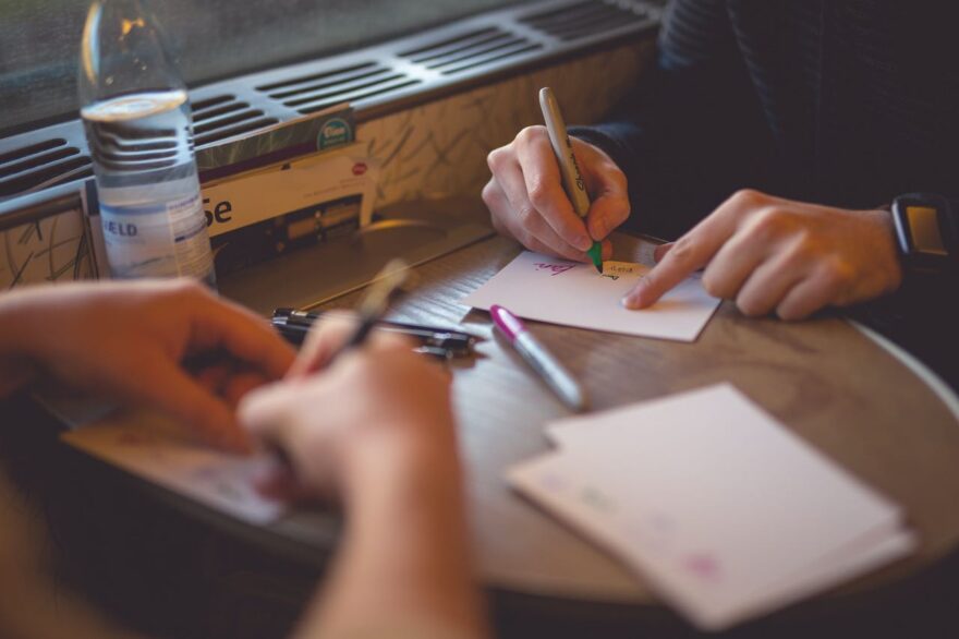 zwei Personen am Zeichnen oder Malen