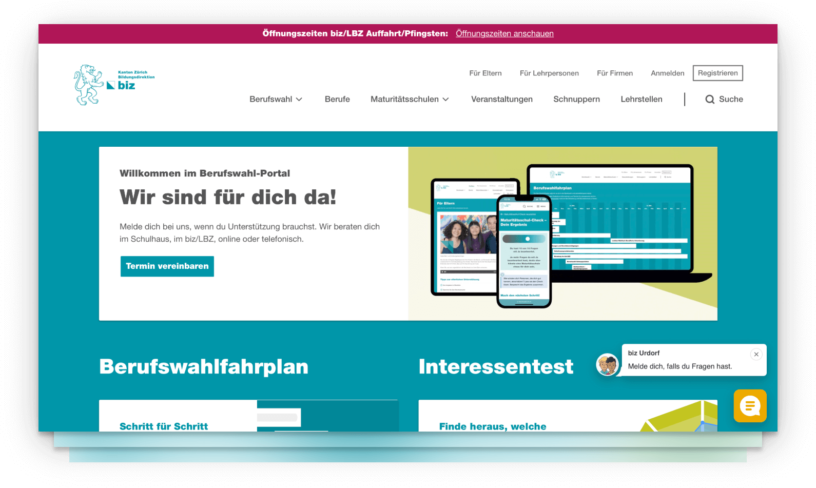 Startseite des Berufswahl-Portals des Kantons Zürich mit Kopfbereich und Navigation, Willkommensbereich mit dem Titel «Wir sind für dich da!», Beschreibung der Beratungsangebote sowie Button «Termin vereinbaren». Rechts daneben eine Darstellung des Portals auf Smartphone, Tablet und Laptop. Darunter folgen Einstiege zu «Berufswahlfahrplan» und «Interessentest».