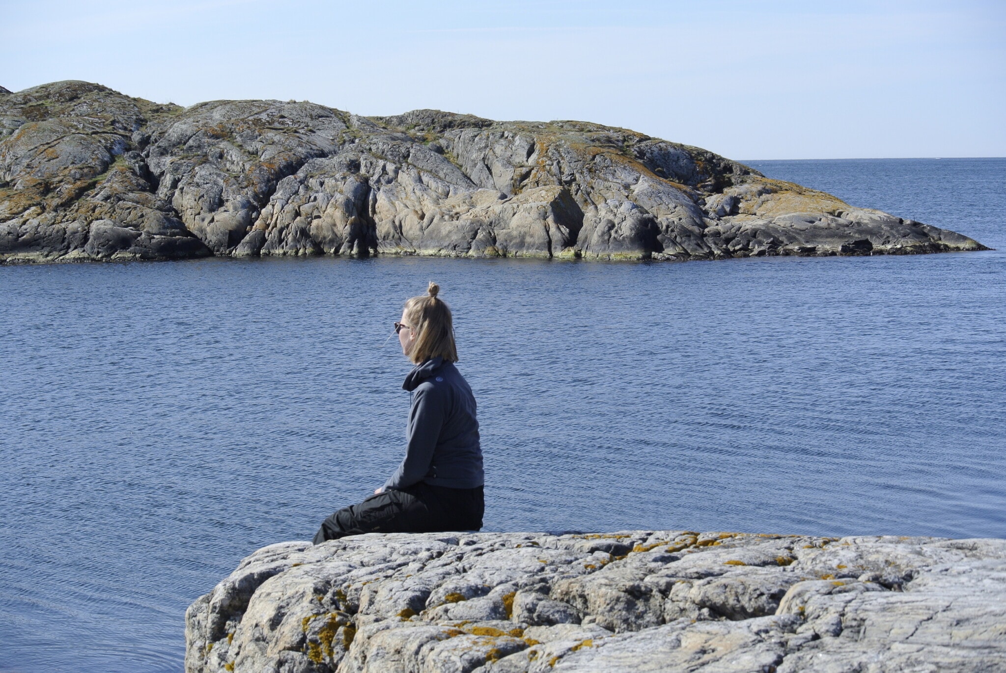 Corina Schedler in Schweden, sie schaut auf das offene Meer hinaus.