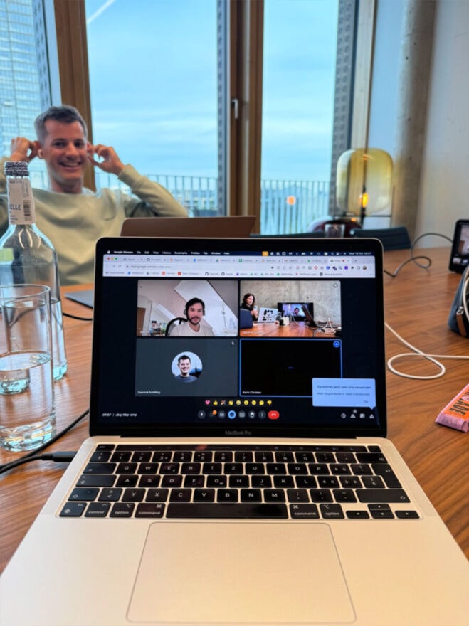 Ein Laptop, auf welchem ein virtuelles Meeting stattfindet