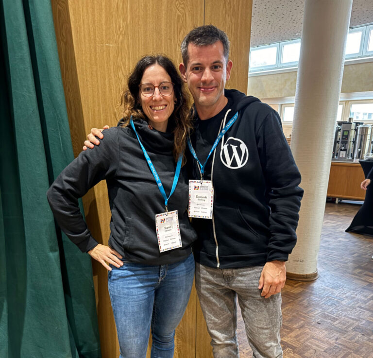 Karin und Dominik posieren für ein Foto