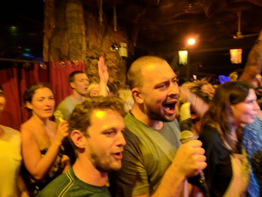 eine Gruppe von Menschen am Feiern