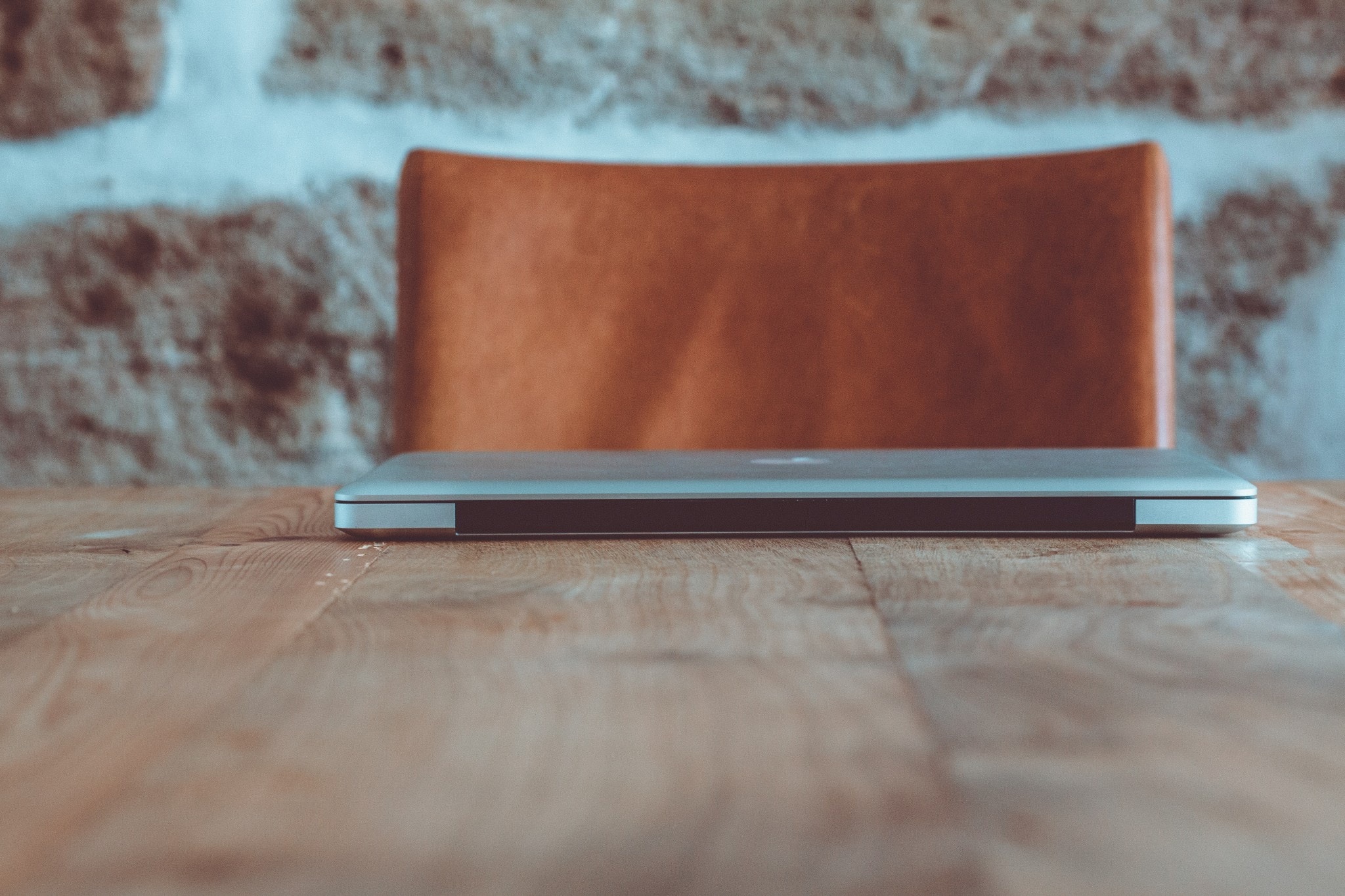 Ein geschlossener Laptop auf einem Holztisch