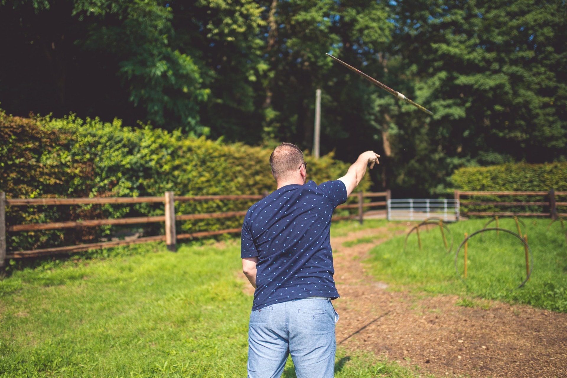 Velthy beim Axtwerfen