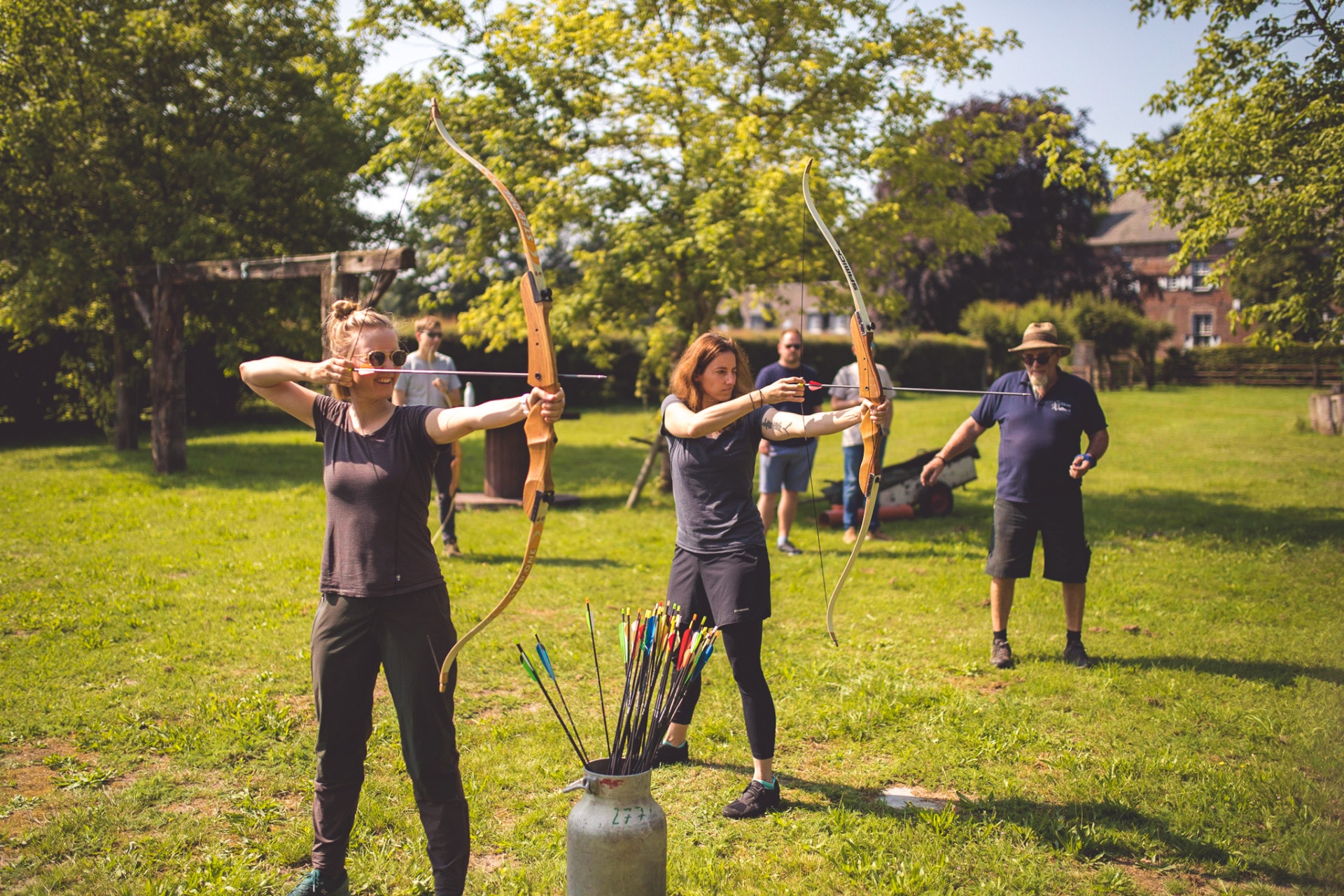 Corina und Karin beim Pfeil und Bogen schiessen