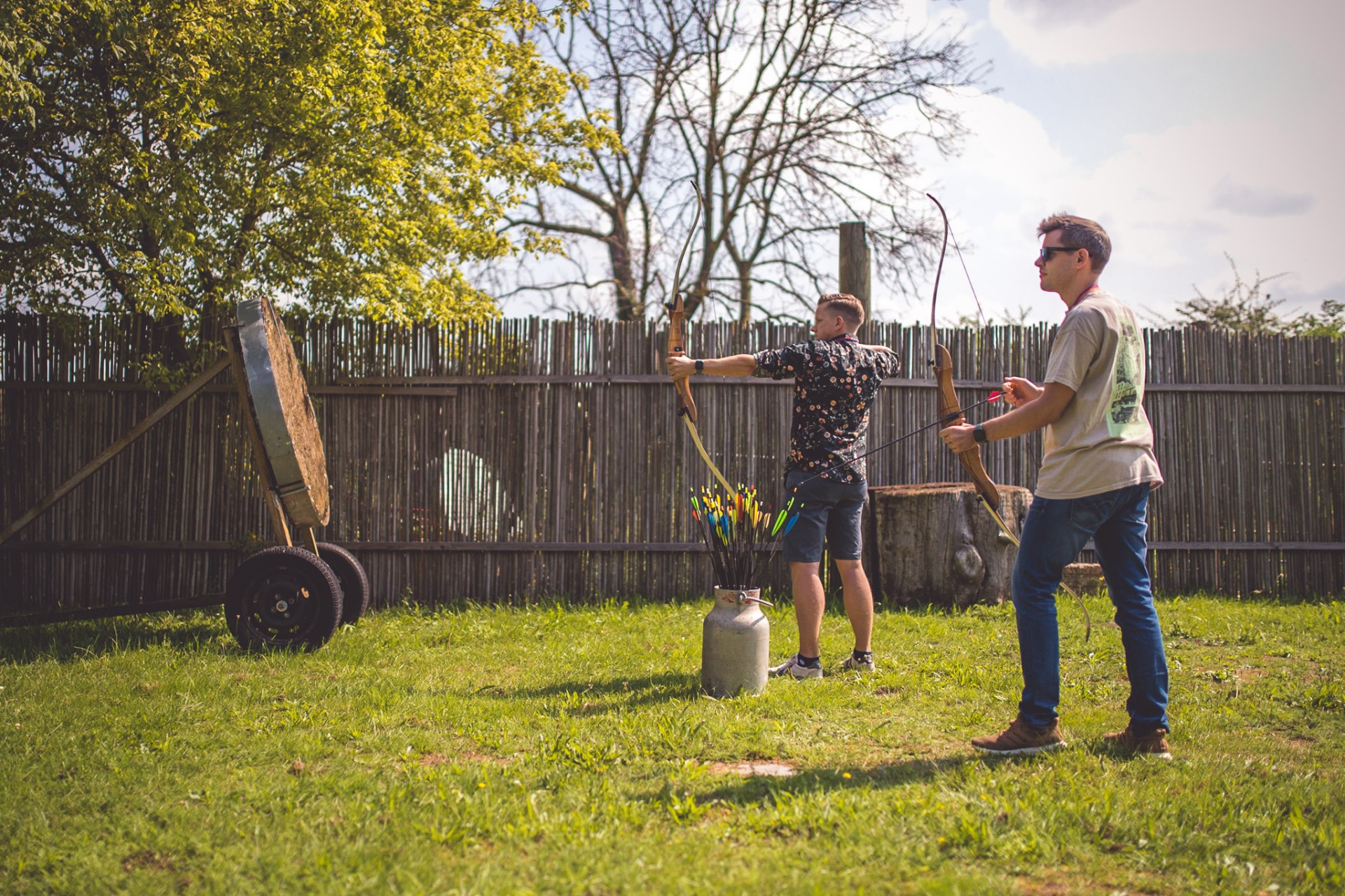 Dominik und Paschi beim Pfeilbogen schiessen
