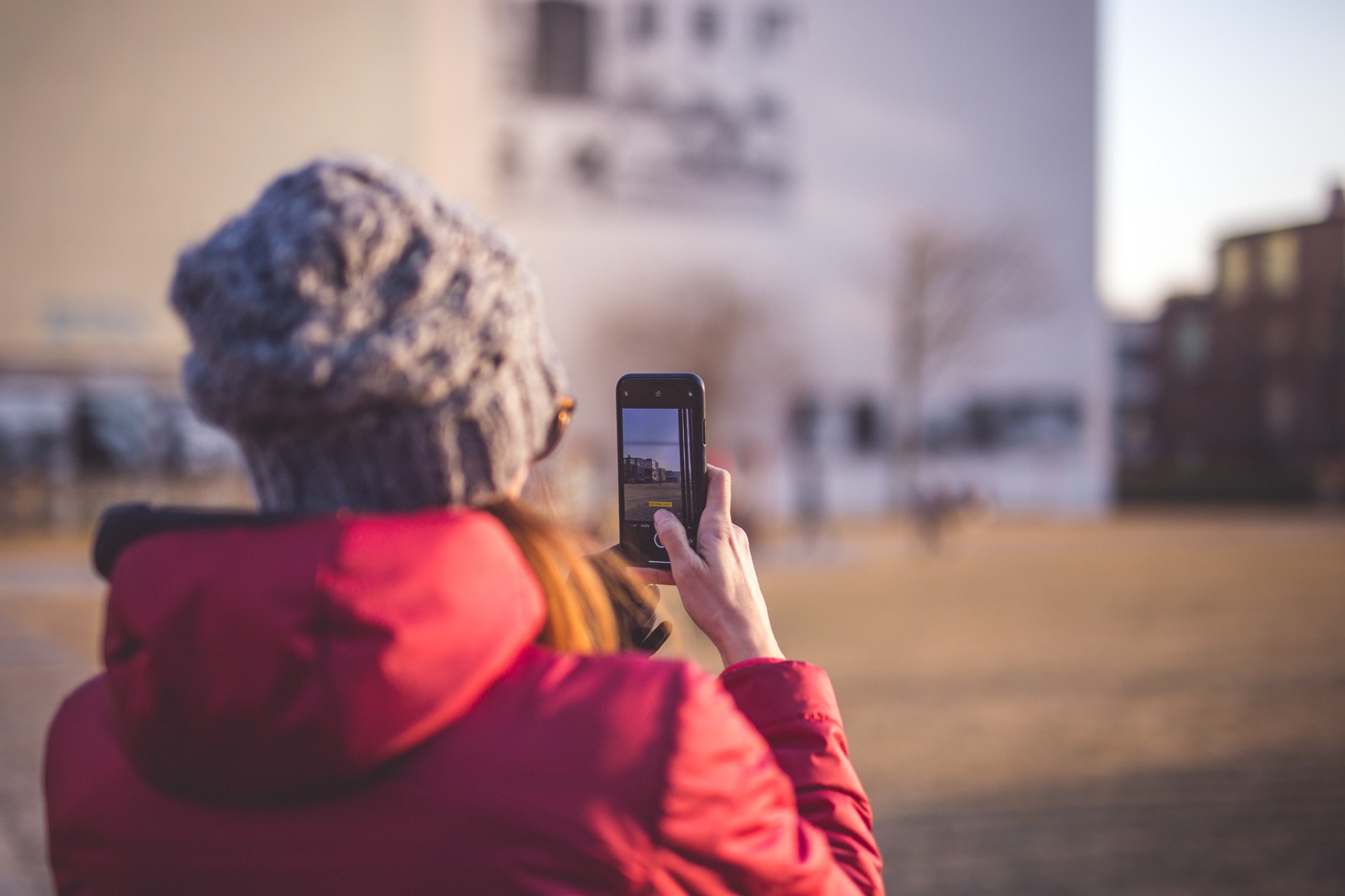 Foto von Karin von hinten, bei welchem man sieht, wie sie ein Foto mit ihrem Handy macht