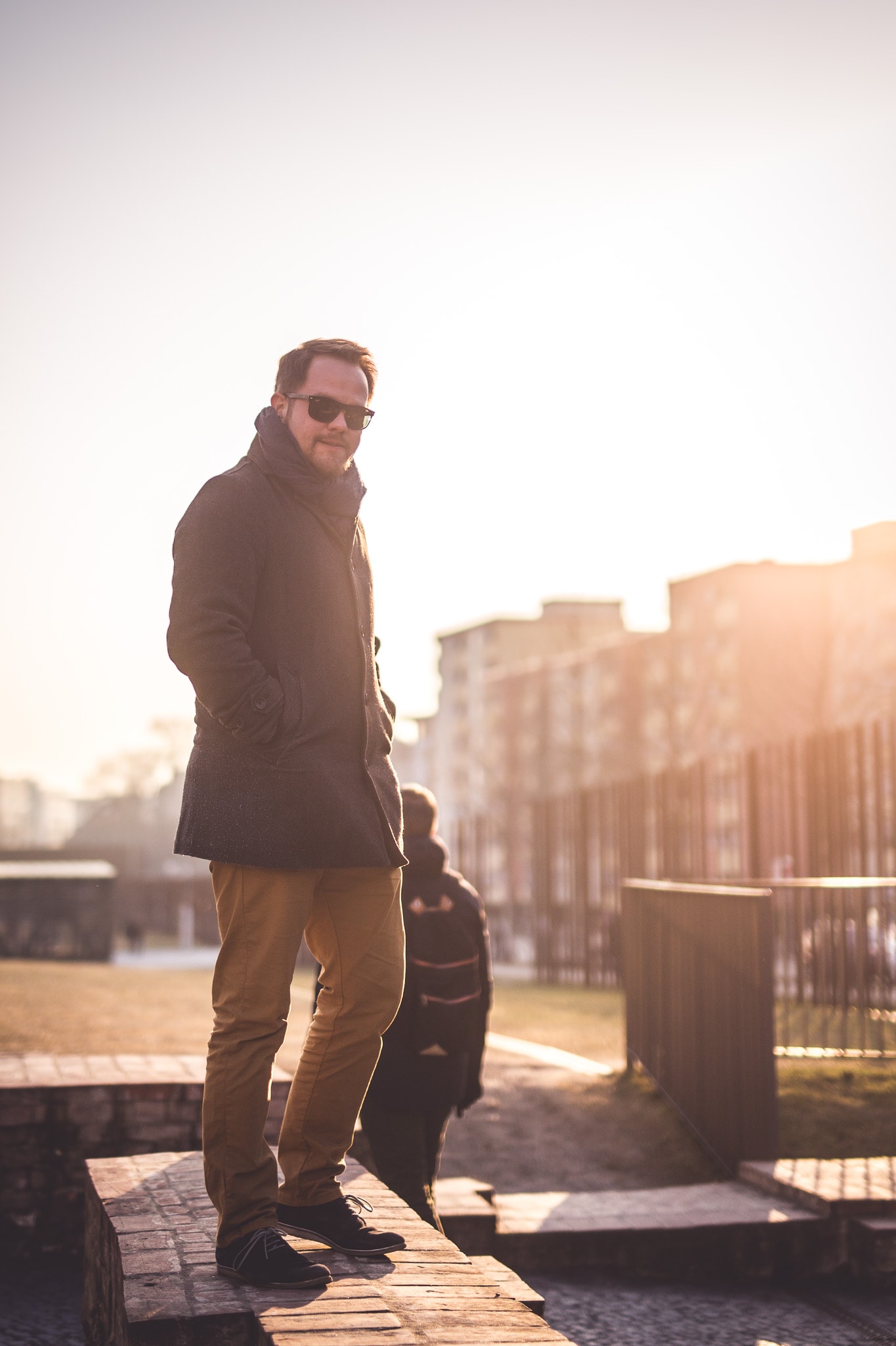 Velthy mit Sonnenbrille in der Sonne draussen