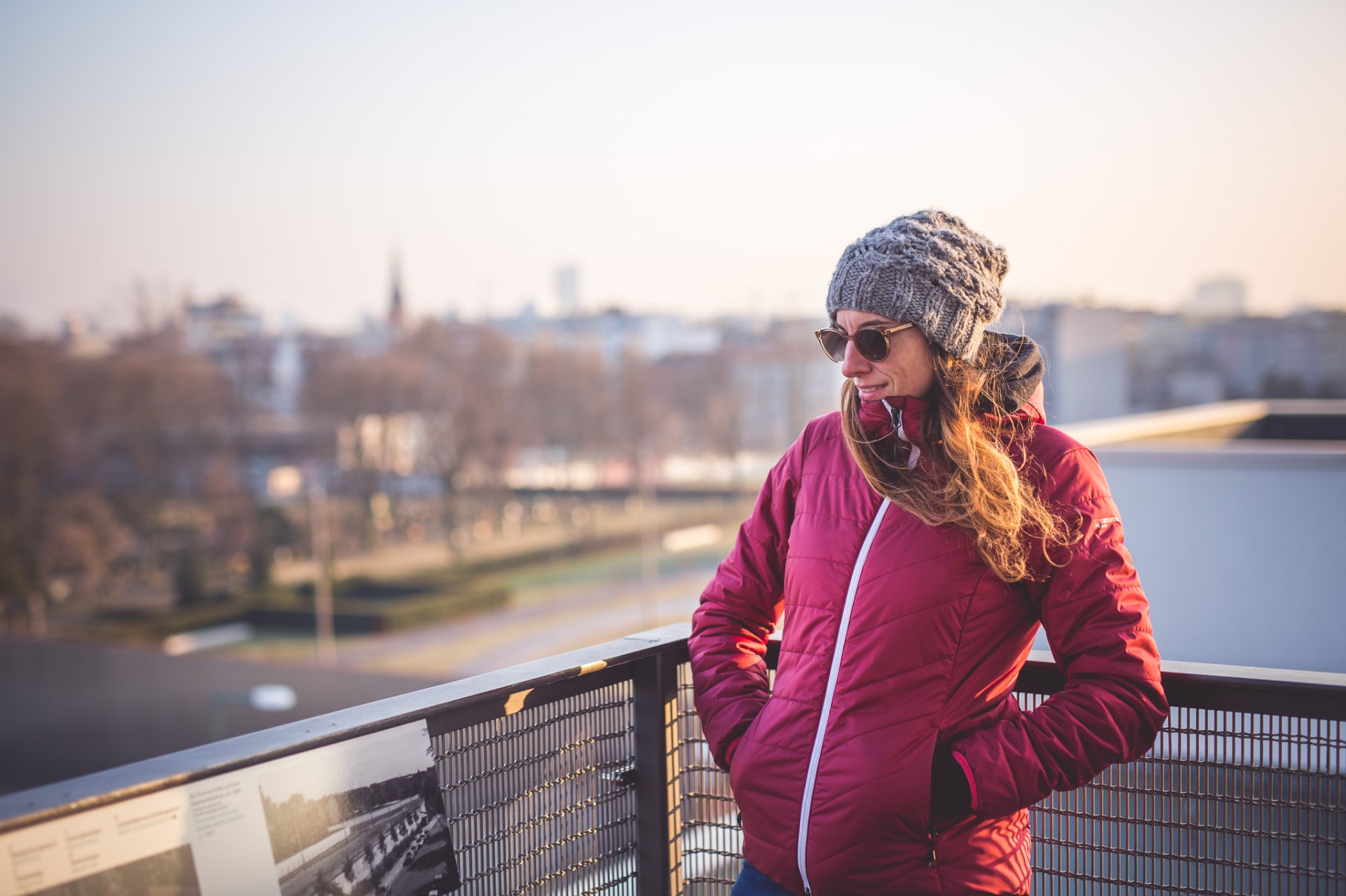 Foto von Karin mit Sonnenbrille und dicke Jacke an einem Aussichtspunkt