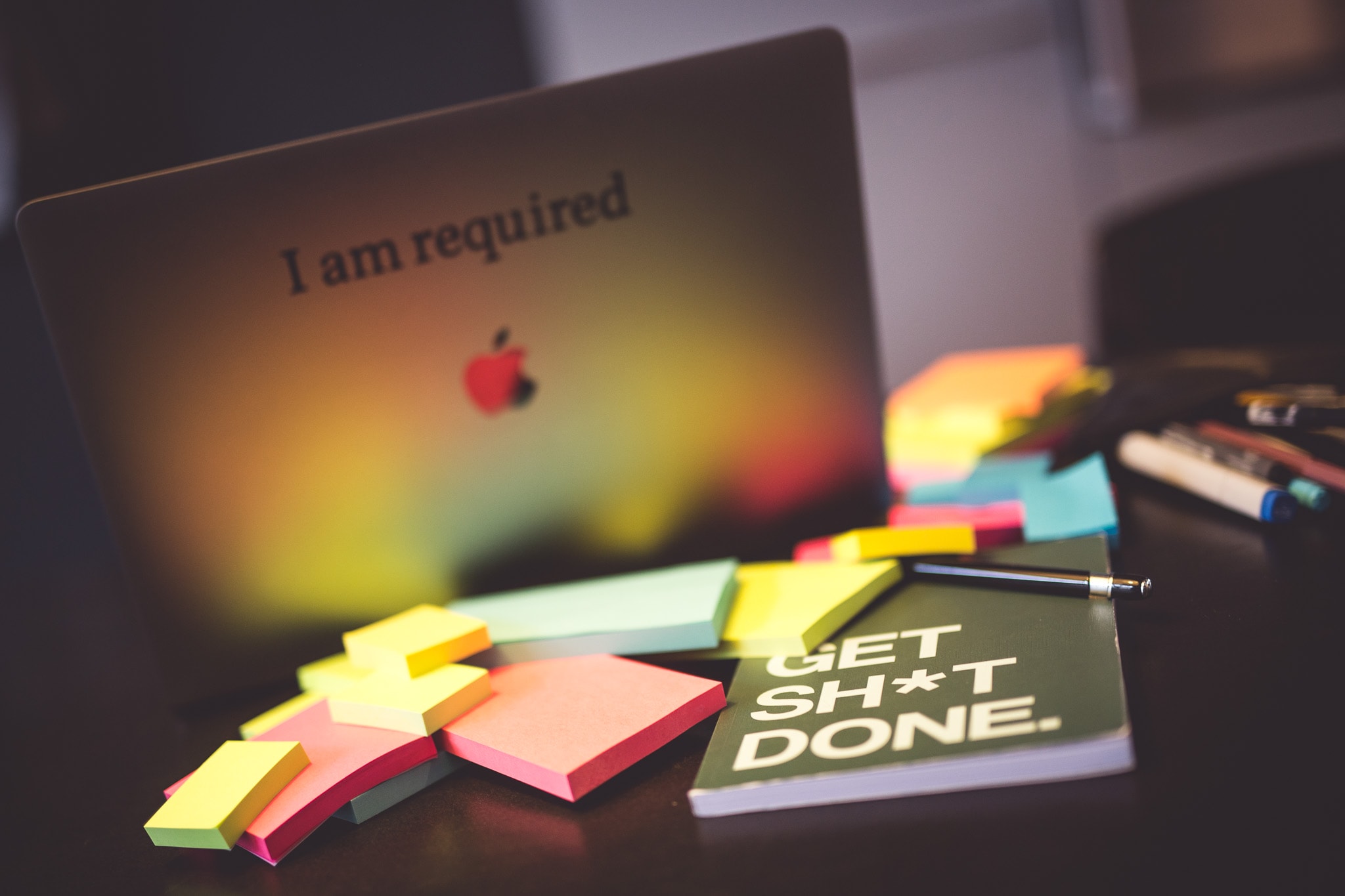 Ein Laptop mit dem Schriftzug "I am required", ausserdem diverse bunte Post-It Notizzettel