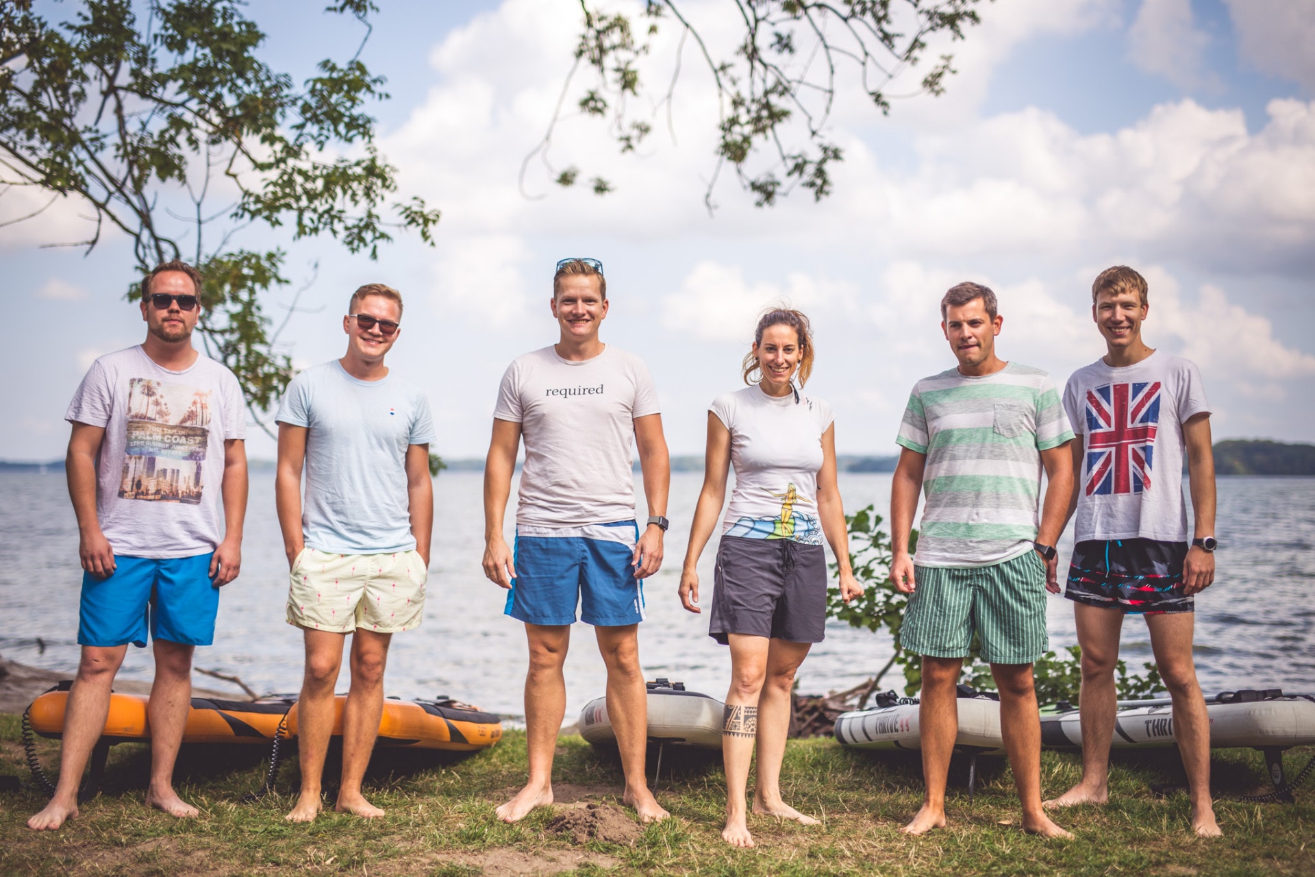 required Team-Foto mit Paddle-Boards beim Company Retreat 2018