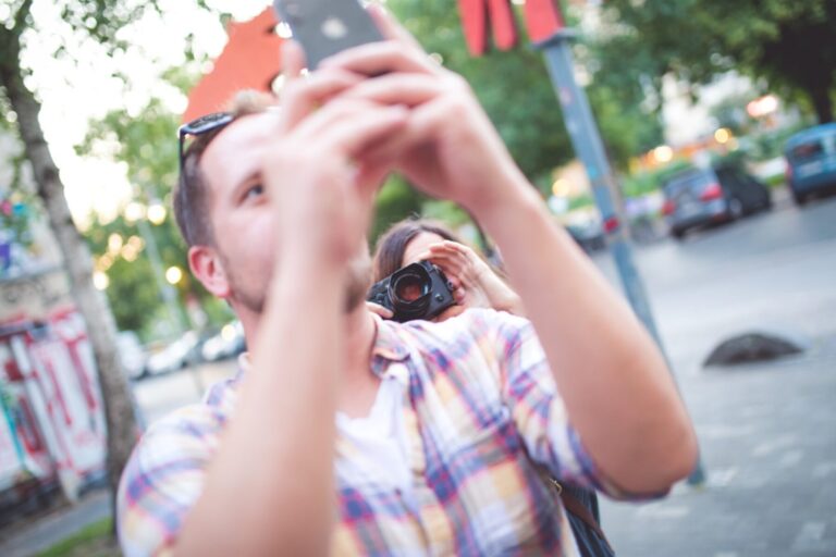 Velthy with his cell phone in front of him, with which he takes a photo