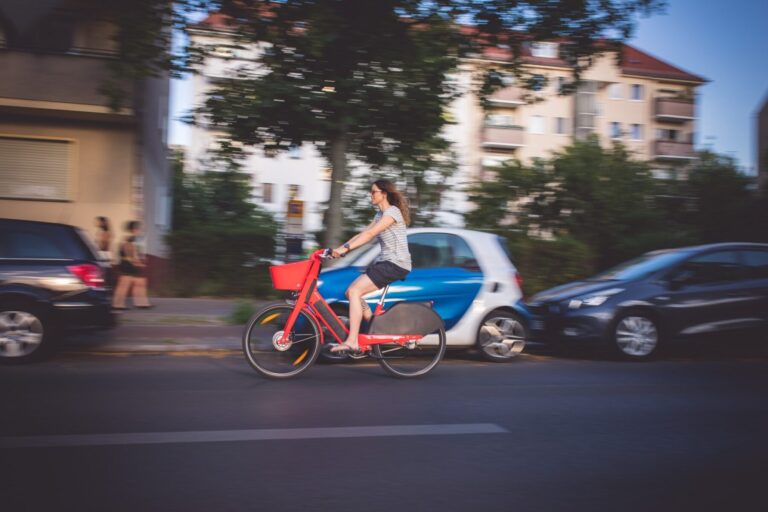 Karin fahrend auf einem roten Fahrrad