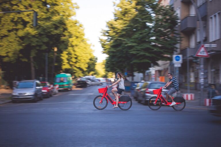 Karin fahrend auf einem roten Fahrrad