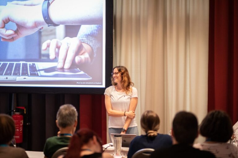 Karin während ihrer Präsentation an der Konferenz