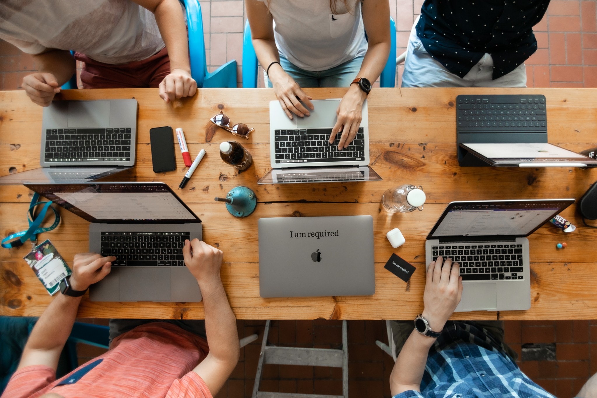Das required Team mit ihren Laptops in Berlin, von oben fotografiert.