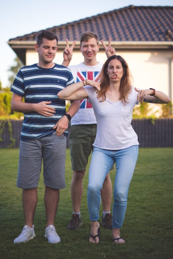 Dominik, Ulrich und Karin am Grimassen machen im Garten