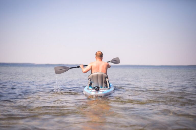 Velthy am Paddeln auf dem Wasser auf dem Stand Up Paddle