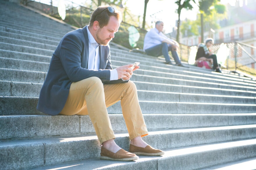 Velthy am arbeiten an seinem Handy.