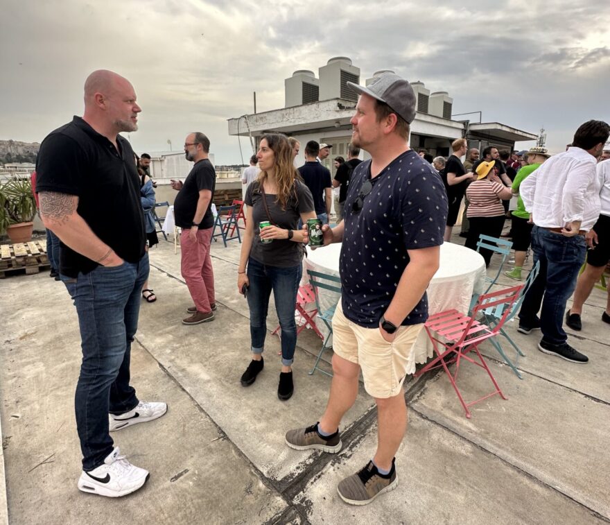 Velthy und Karin im Gespräch mit Remkus auf dem Dach mit einem Drink in der Hand auf der WCEU Athen Pre-Party
