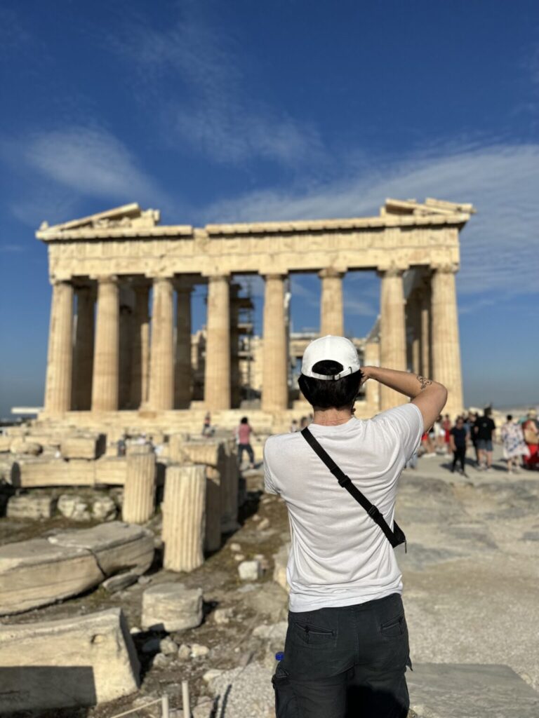 Jeff von hinten, während er ein Foto von der Akropolis macht