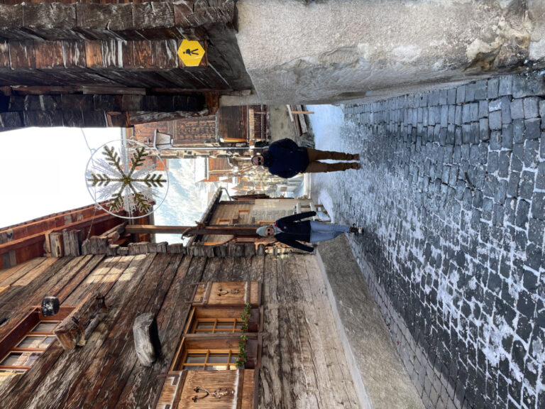 Corina and Velthy strolling through the alleyways