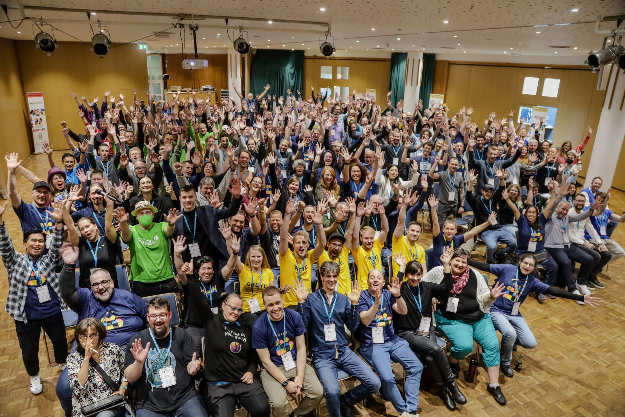 Ein Gruppenfoto aller Teilnehmenden des WordCamp Deutschland 2023 in Gerolstein