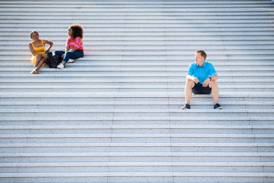 Paschi in Paris auf einer Treppe.