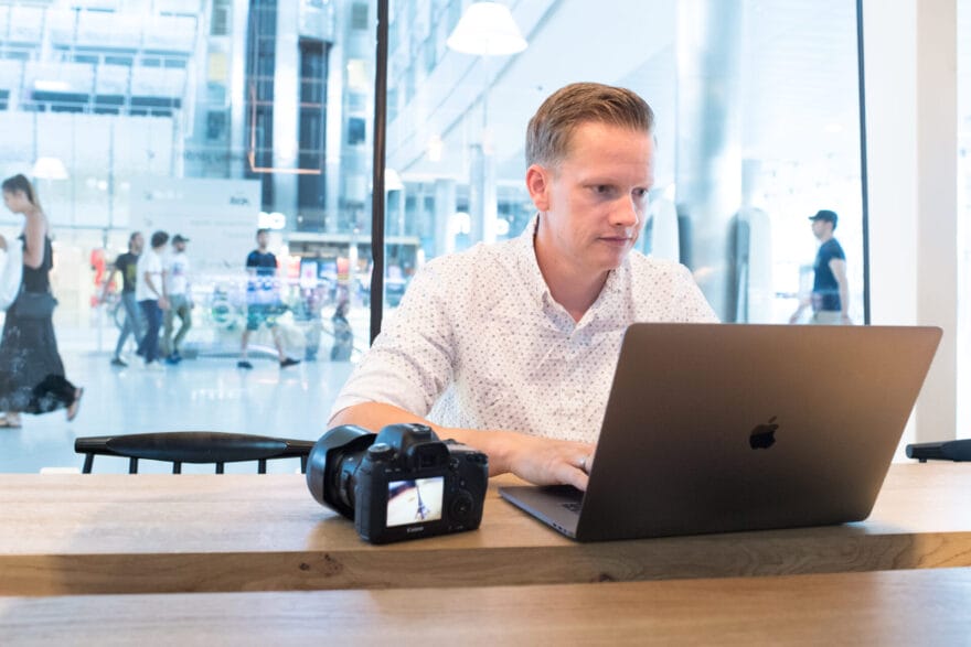 Paschi am arbeiten an seinem Laptop.