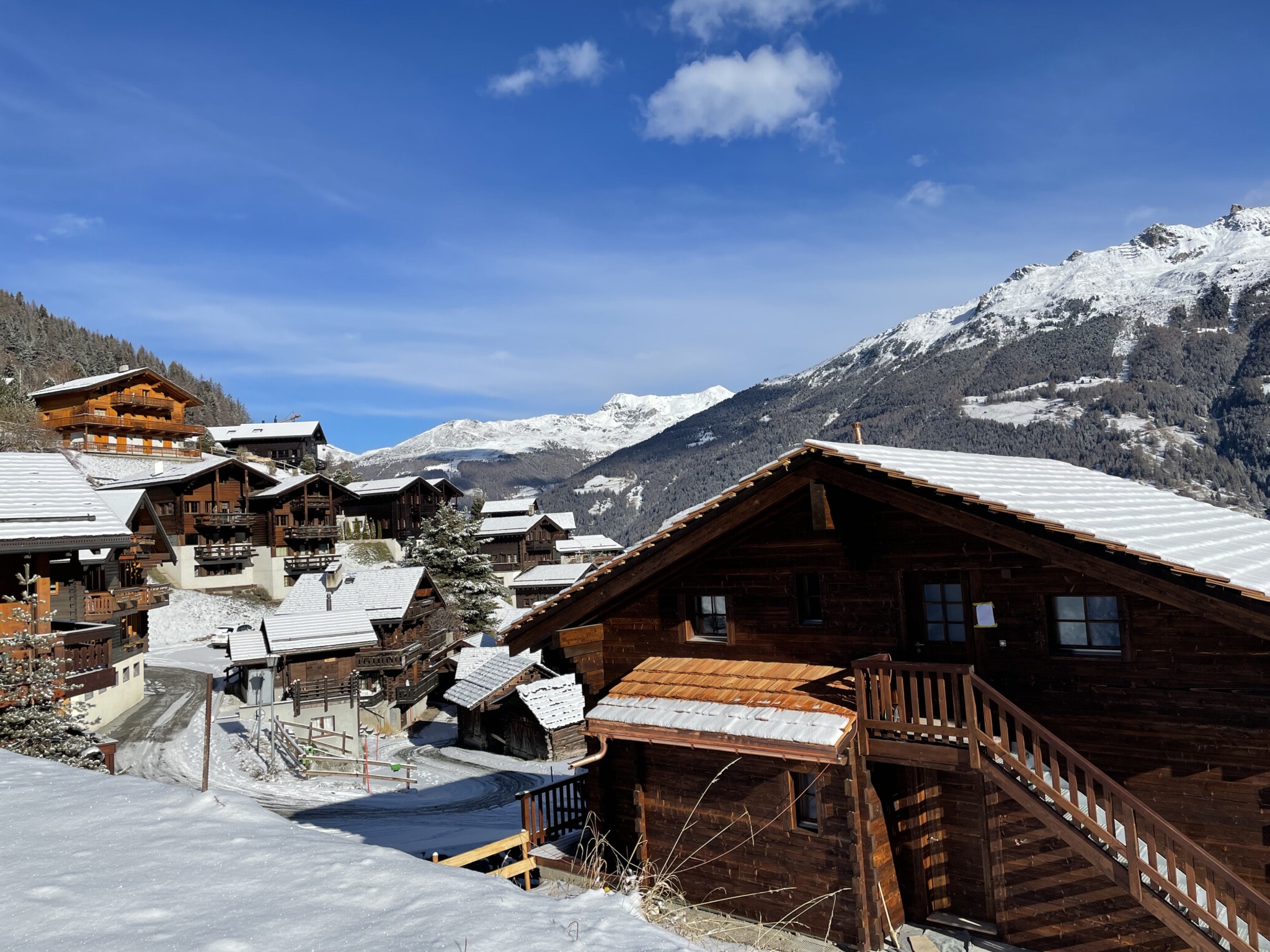 Das Dorf Grimentz, im Kanton Wallis. Blauer Himmel und verschneite Dächer.