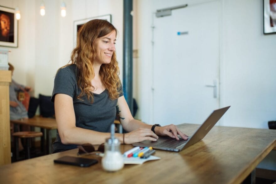 Karin is working on a laptop in a cafe.