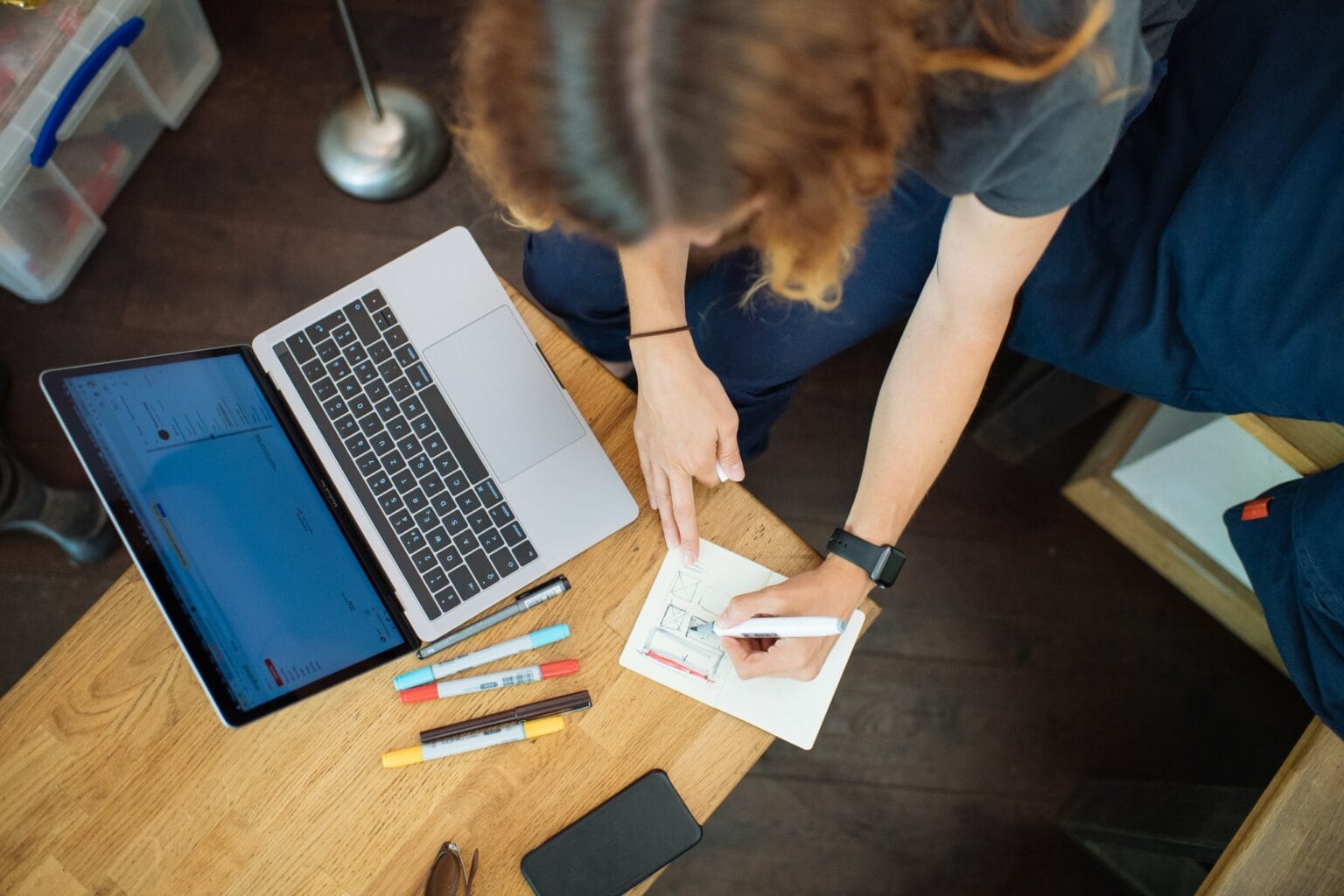 Karin macht sich von Hand Notizen