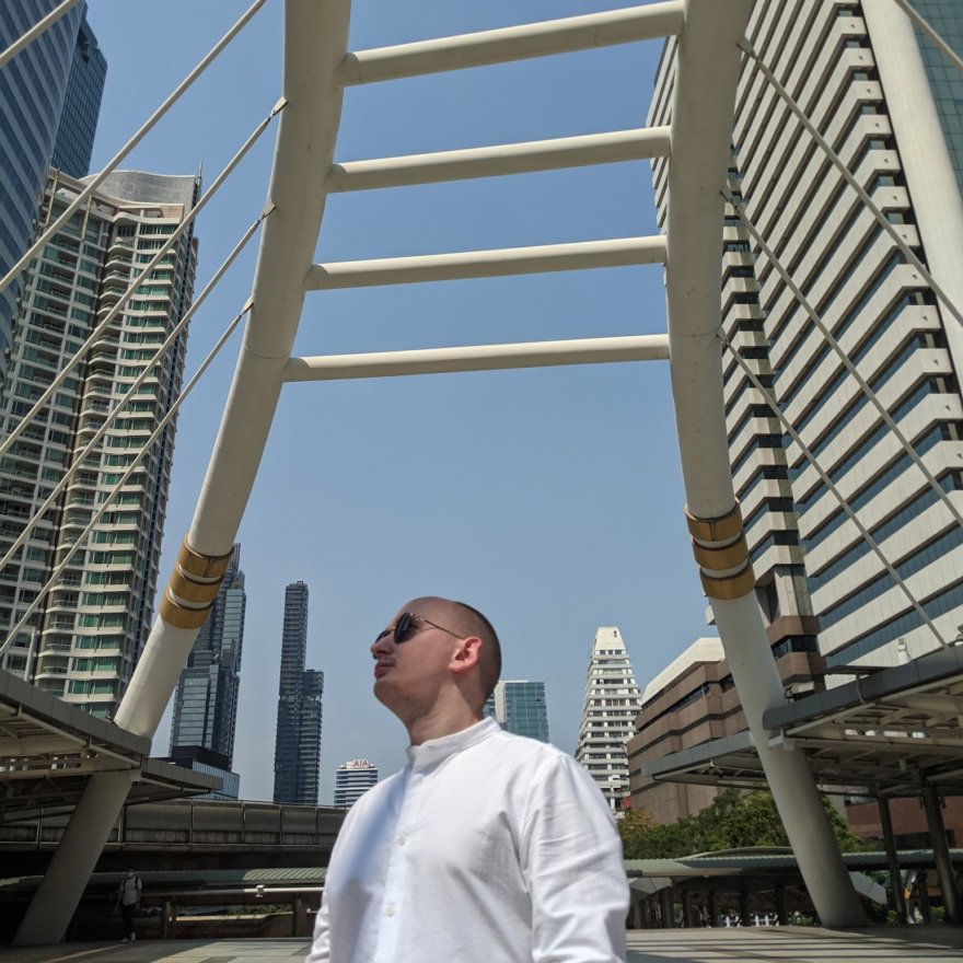 Simon draussen in Bangkok.