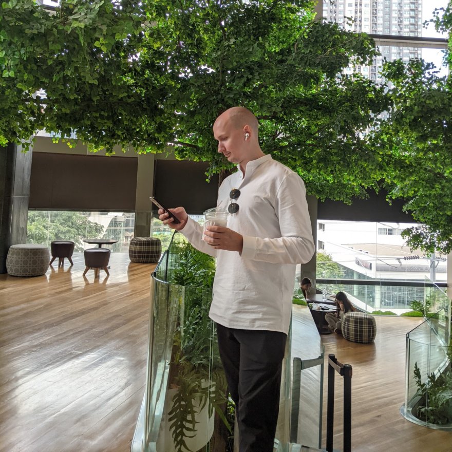 Simon in einem Kaffee.