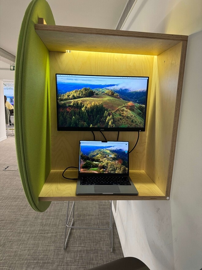 Ein Laptop und ein grosser externer Bildschirm