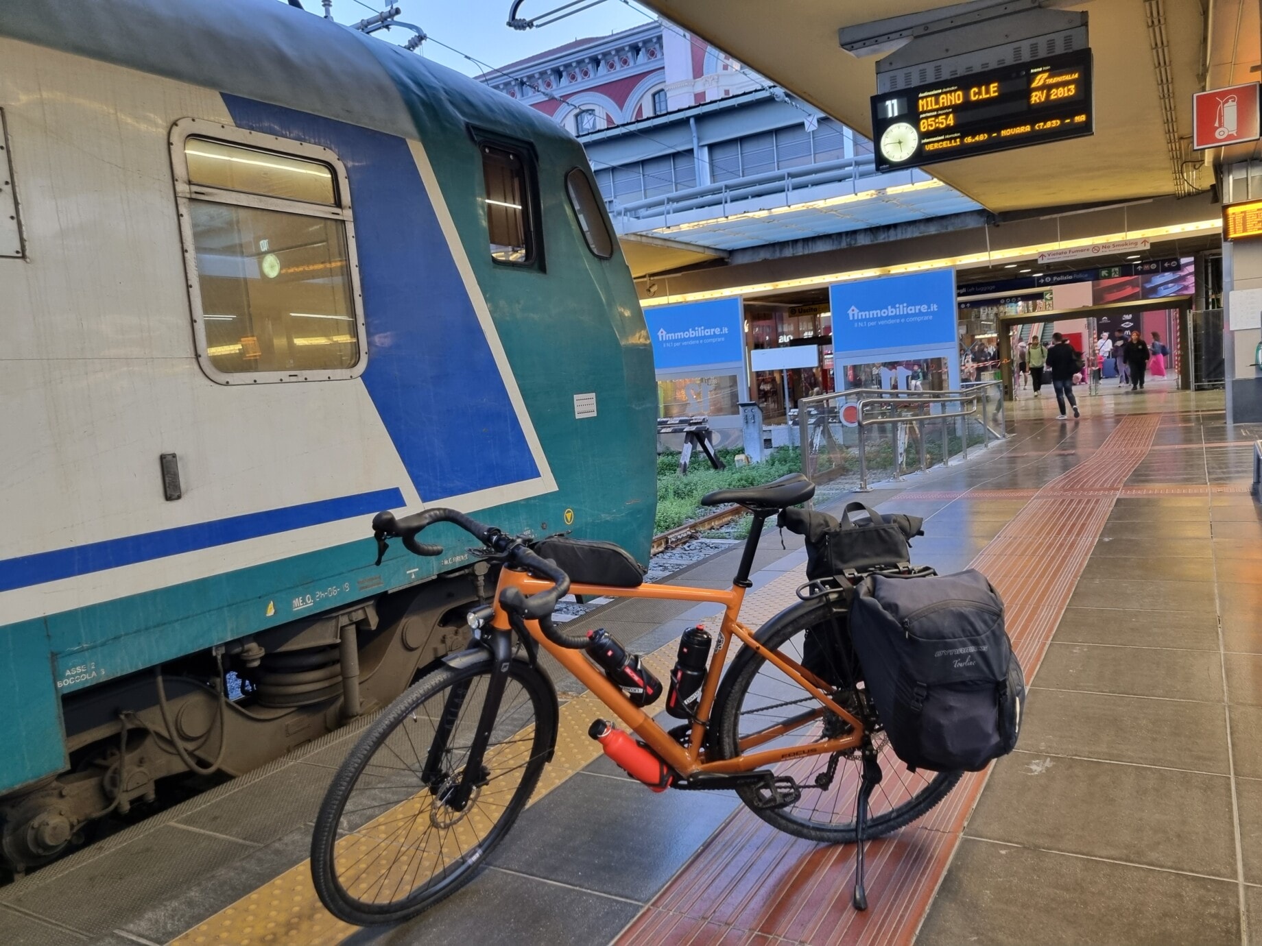 Jeffs Fahrrad vor dem Zug in Turin nach Mailand.