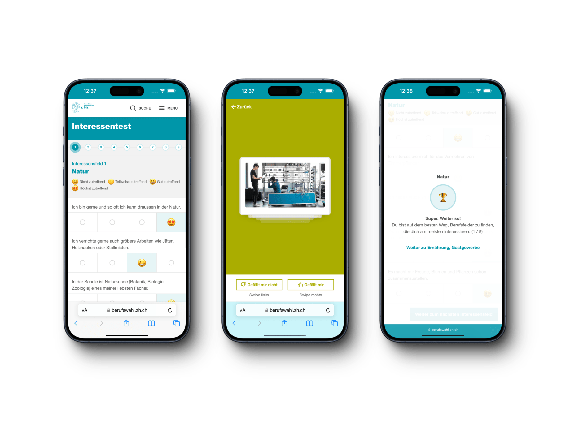Drei Smartphones mit der Benutzeroberfläche einer mobilen Webseite, die verschiedene Funktionen und Inhalte anzeigt. Die Screens zeigen einen Interessentest, eine Bildansicht und eine Ergebnisübersicht. Die Webagentur bietet umfassende Dienstleistungen in den Bereichen Backend, Frontend und Wartung an.